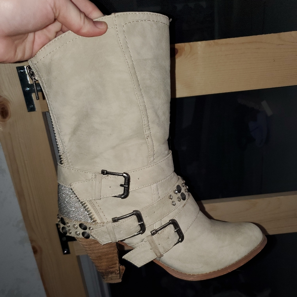 Buckle boots